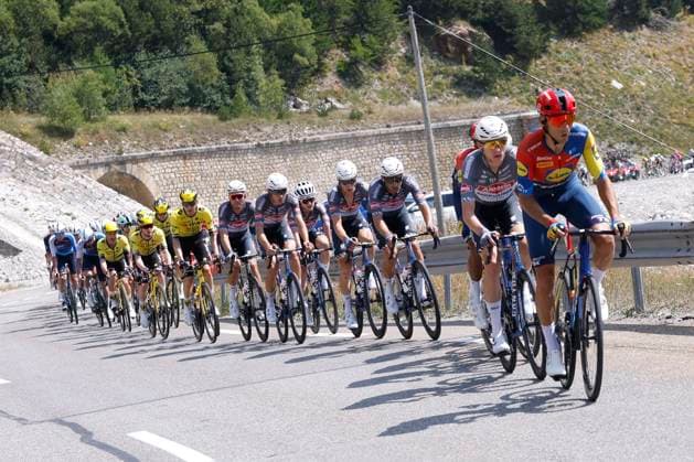 The pack competes in the fourth stage of La Vuelta cycling tour between Susa and Voiron, 26 August 2025. This stage covering 206,7 km is the last one held in Italy before teams departs for Spain to continue the race. Fourth stage of La Vuelta cycling tour !ACHTUNG: NUR REDAKTIONELLE NUTZUNG!  Copyright: xJavierxLizonx GRAF3012 20250826-55017741171_1