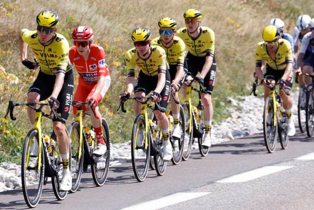 The pack competes in the fourth stage of La Vuelta cycling tour between Susa and Voiron, 26 August 2025. This stage covering 206,7 km is the last one held in Italy before teams departs for Spain to continue the race. Fourth stage of La Vuelta cycling tour !ACHTUNG: NUR REDAKTIONELLE NUTZUNG!  Copyright: xJavierxLizonx GRAF3004 20250826-55017741179_1
