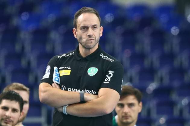 Leipzig, 23 08 2025, QUARTERBACK Immobilien ARENA, Handball, Men, Season 2025 2026, Test match , SC DHfK Leipzig HC Banik Karvina 36 30 16 14 , In the picture Coach Raul Alonso Leipzig ,
