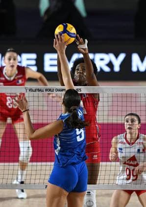(250826) -- CHIANG MAI, Aug. 26, 2025 -- Amandha Sylves (front R) of France competes against Aristea Tontai (front L) of Greece during the Preliminary Phase Pool C match between France and Greece at the Volleyball Women s World Championship, WM, Weltmeisterschaft in Chiang Mai, Thailand, Aug. 26, 2025. ) (SP)THAILAND-CHIANG MAI-VOLLEYBALL-WOMEN S WORLD CHAMPIONSHIP-FRANCE VS GREECE HouxZhaokang 