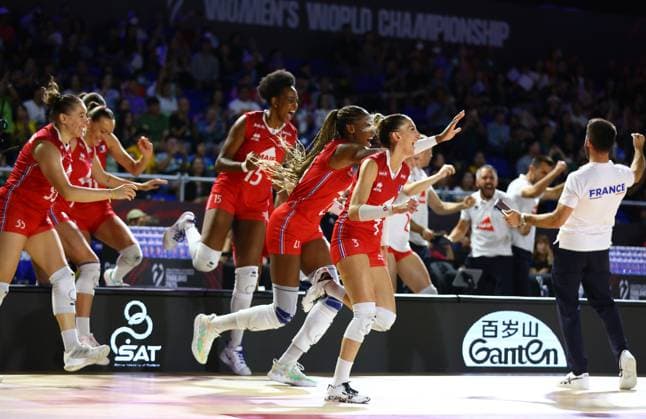 (250826) -- CHIANG MAI, Aug. 26, 2025 -- Players of France celebrate after winning the Preliminary Phase Pool C match between France and Greece at the Volleyball Women s World Championship, WM, Weltmeisterschaft in Chiang Mai, Thailand, Aug. 26, 2025. ) (SP)THAILAND-CHIANG MAI-VOLLEYBALL-WOMEN S WORLD CHAMPIONSHIP-FRANCE VS GREECE SunxWeitong 