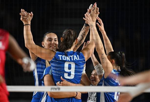 (250826) -- CHIANG MAI, Aug. 26, 2025 -- Players of Greece celebrate scoring during the Preliminary Phase Pool C match between France and Greece at the Volleyball Women s World Championship, WM, Weltmeisterschaft in Chiang Mai, Thailand, Aug. 26, 2025. ) (SP)THAILAND-CHIANG MAI-VOLLEYBALL-WOMEN S WORLD CHAMPIONSHIP-FRANCE VS GREECE HouxZhaokang 