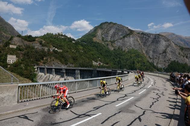 Overall leader Jonas Vingegaard (L) competes in the fourth stage of La Vuelta cycling tour between Susa and Voiron, 26 August 2025. This stage covering 206,7 km is the last one held in Italy before teams departs for Spain to continue the race. Fourth stage of La Vuelta cycling tour !ACHTUNG: NUR REDAKTIONELLE NUTZUNG!  Copyright: xJavierxLizonx GRAF3048 20250826-55017741375_1