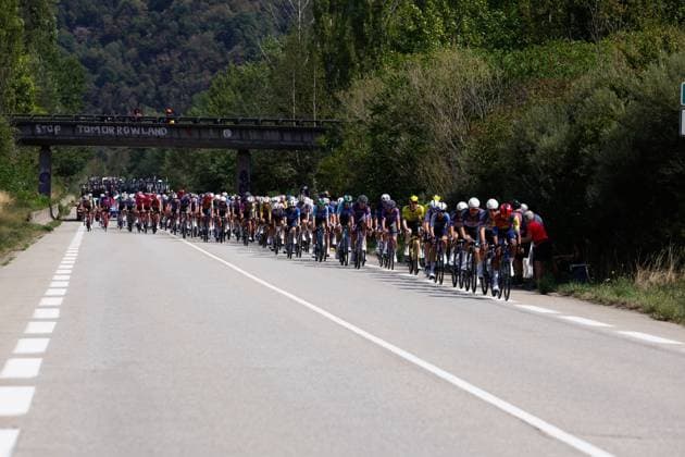 The pack competes in the fourth stage of La Vuelta cycling tour between Susa and Voiron, 26 August 2025. This stage covering 206,7 km is the last one held in Italy and France before teams depart for Spain to continue the race. Fourth stage of La Vuelta cycling tour !ACHTUNG: NUR REDAKTIONELLE NUTZUNG!  Copyright: xJavierxLizonx GRAF3068 20250826-55017741747_1