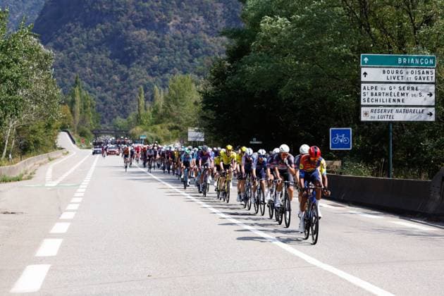 The pack competes in the fourth stage of La Vuelta cycling tour between Susa and Voiron, 26 August 2025. This stage covering 206,7 km is the last one held in Italy and France before teams depart for Spain to continue the race. Fourth stage of La Vuelta cycling tour !ACHTUNG: NUR REDAKTIONELLE NUTZUNG!  Copyright: xJavierxLizonx GRAF3070 20250826-55017741750_1