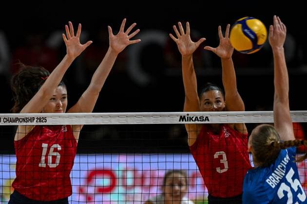 USA - Czechia - FIVB Women s Volleyball World Championship, WM, Weltmeisterschaft NAKHON RATCHASIMA, THAILAND - AUGUST 26: Dana Rettke (16) and Avery Skinner (3) of USA in action during the FIVB Women s Volleyball World Championship match between USA and Czechia at Korat Chatchai Hall in Nakhon Ratchasima, Thailand, on August 26, 2025. Mustafa Hatipoglu Anadolu Nakhon Ratchasima Thailand. Editorial use only. Please get in touch for any other usage.  Copyright: x2025xAnadoluxMustafaxHatipoglux
