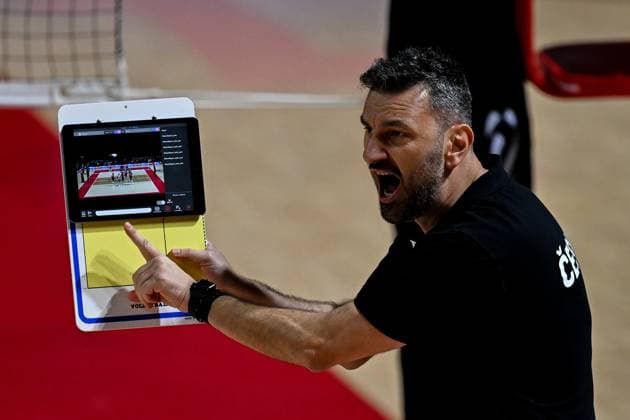 USA - Czechia - FIVB Women s Volleyball World Championship, WM, Weltmeisterschaft NAKHON RATCHASIMA, THAILAND - AUGUST 26: Head coach Ioannis Athanasopoulos of Czechia during the FIVB Women s Volleyball World Championship match between USA and Czechia at Korat Chatchai Hall in Nakhon Ratchasima, Thailand, on August 26, 2025. Mustafa Hatipoglu Anadolu Nakhon Ratchasima Thailand. Editorial use only. Please get in touch for any other usage.  Copyright: x2025xAnadoluxMustafaxHatipoglux