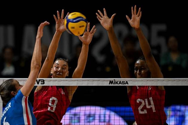 USA - Czechia - FIVB Women s Volleyball World Championship, WM, Weltmeisterschaft NAKHON RATCHASIMA, THAILAND - AUGUST 26: Madisen Skinner (9) and Chiaka Ogbogu (24) of USA in action during the FIVB Women s Volleyball World Championship match between USA and Czechia at Korat Chatchai Hall in Nakhon Ratchasima, Thailand, on August 26, 2025. Mustafa Hatipoglu Anadolu Nakhon Ratchasima Thailand. Editorial use only. Please get in touch for any other usage.  Copyright: x2025xAnadoluxMustafaxHatipoglux