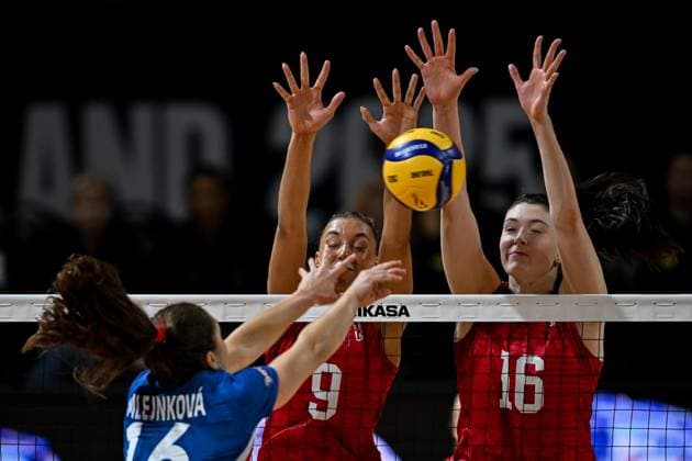 USA - Czechia - FIVB Women s Volleyball World Championship, WM, Weltmeisterschaft NAKHON RATCHASIMA, THAILAND - AUGUST 26: Madisen Skinner (9) and Dana Rettke (16) of USA in action during the FIVB Women s Volleyball World Championship match between USA and Czechia at Korat Chatchai Hall in Nakhon Ratchasima, Thailand, on August 26, 2025. Mustafa Hatipoglu Anadolu Nakhon Ratchasima Thailand. Editorial use only. Please get in touch for any other usage.  Copyright: x2025xAnadoluxMustafaxHatipoglux