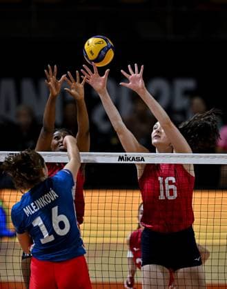 USA - Czechia - FIVB Women s Volleyball World Championship, WM, Weltmeisterschaft NAKHON RATCHASIMA, THAILAND - AUGUST 26: Stephanie Samedy (L) and Dana Rettke (R) of USA in action during the FIVB Women s Volleyball World Championship match between USA and Czechia at Korat Chatchai Hall in Nakhon Ratchasima, Thailand, on August 26, 2025. Mustafa Hatipoglu Anadolu Nakhon Ratchasima Thailand. Editorial use only. Please get in touch for any other usage.  Copyright: x2025xAnadoluxMustafaxHatipoglux
