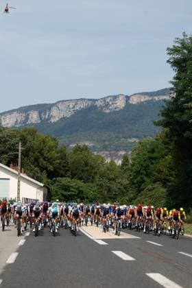 The pack competes in the fourth stage of La Vuelta cycling tour between Susa and Voiron, 26 August 2025. This stage covering 206,7 km is the last one held in Italy and France before teams depart for Spain to continue the race. Fourth stage of La Vuelta cycling tour !ACHTUNG: NUR REDAKTIONELLE NUTZUNG!  Copyright: xJavierxLizonx GRAF3081 20250826-55017741927_1