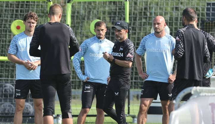 Coach Stefan Leitl talks to the team Sports Football Soccer Season 2025 2026 2 Bundesliga Men DFL 26 08 2025 Training Hertha BSC Berlin DFL regulations prohibit any use of photographs as image sequences and or quasi video
