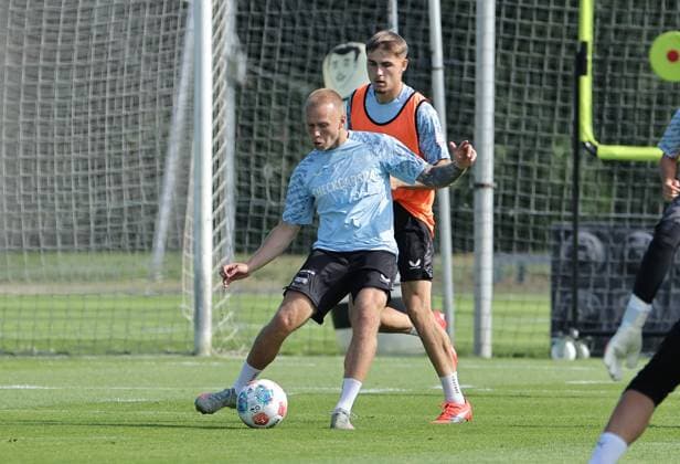 Jon Dagur Thorsteinsson, Pascal Klemens duel match scene action sport soccer soccer season 2025 2026 2 Bundesliga men DFL 26 08 2025 Training Hertha BSC Berlin DFL regulations prohibit any use of photographs as image sequences and or quasi video