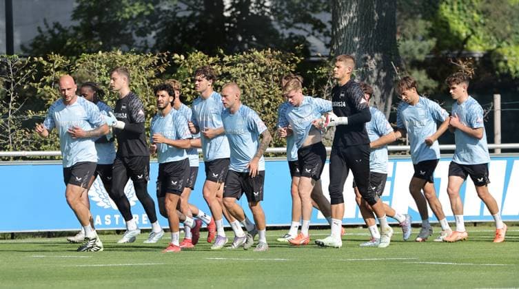 Hertha team running out after the end of training Sport Football Soccer Season 2025 2026 2 Bundesliga Men DFL 26 08 2025 Training Hertha BSC Berlin DFL regulations prohibit any use of photographs as image sequences and or quasi video