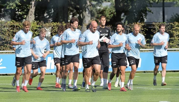 Hertha team running out after the end of training Sport Football Soccer Season 2025 2026 2 Bundesliga Men DFL 26 08 2025 Training Hertha BSC Berlin DFL regulations prohibit any use of photographs as image sequences and or quasi video
