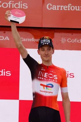 British rider Ben Turner of INEOS Grenadiers celebrates on the podium after winning the fourth stage of La Vuelta cycling tour between Susa and Voiron, 26 August 2025. This stage covering 206,7 km is the last one held in Italy and France before teams depart for Spain to continue the race. Fourth stage of La Vuelta cycling tour !ACHTUNG: NUR REDAKTIONELLE NUTZUNG!  Copyright: xJavierxLizonx GRAF3122 20250826-55017742195_1