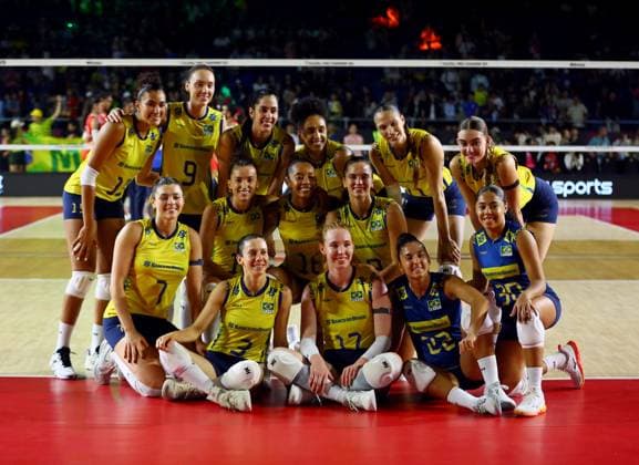 (250826) -- CHIANG MAI, Aug. 26, 2025 -- Players of Brazil pose for photos after winning the Preliminary Phase Pool C match between Brazil and Puerto Rico at the Volleyball Women s World Championship, WM, Weltmeisterschaft in Chiang Mai, Thailand, Aug. 26, 2025. ) (SP)THAILAND-CHIANG MAI-VOLLEYBALL-WOMEN S WORLD CHAMPIONSHIP-BRAZIL VS PUERTO RICO SunxWeitong 