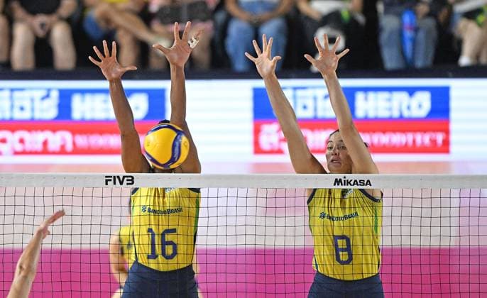 (250826) -- CHIANG MAI, Aug. 26, 2025 -- Kisy Nascimento (L) and Julia Gambatto Kudiess of Brazil block during the Preliminary Phase Pool C match between Brazil and Puerto Rico at the Volleyball Women s World Championship, WM, Weltmeisterschaft in Chiang Mai, Thailand, Aug. 26, 2025. ) (SP)THAILAND-CHIANG MAI-VOLLEYBALL-WOMEN S WORLD CHAMPIONSHIP-BRAZIL VS PUERTO RICO HouxZhaokang 