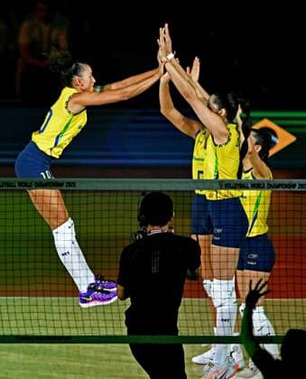 (250826) -- CHIANG MAI, Aug. 26, 2025 -- Gabriela Braga Guimaraes (top L) of Brazil cheers up with teammates before the Preliminary Phase Pool C match between Brazil and Puerto Rico at the Volleyball Women s World Championship, WM, Weltmeisterschaft in Chiang Mai, Thailand, Aug. 26, 2025. ) (SP)THAILAND-CHIANG MAI-VOLLEYBALL-WOMEN S WORLD CHAMPIONSHIP-BRAZIL VS PUERTO RICO HouxZhaokang 