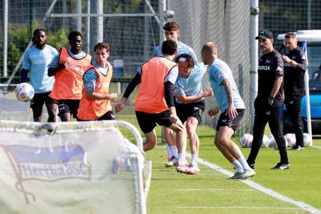 DEU, DFL, 2 FBL Hertha BSC, Training, 26 08 2025, Sportforum, Berlin, DEU, DFL, 2 FBL Hertha BSC, Training, im Bild Fabian Reese Hertha BSC Berlin 11 , Head Coach Stefan Leitl Hertha BSC Berlin , Hertha Spielerkreis DFL regulations prohibit any use of Photographs as image sequences and or quasi video nordphotoxGmbHx xEngler nph00076