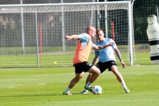 DEU, DFL, 2 FBL Hertha BSC, Training, 26 08 2025, Sportforum, Berlin, DEU, DFL, 2 FBL Hertha BSC, Training, im Bild Toni Leistner Hertha BSC Berlin 37 , Jon Dabur Thorsteinsson Hertha BSC Berlin 24 DFL regulations prohibit any use of Photographs as image sequences and or quasi video nordphotoxGmbHx xEngler nph00076