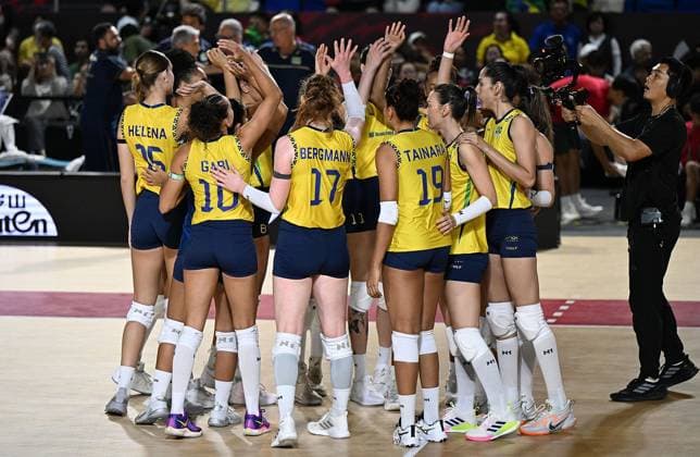 (250826) -- CHIANG MAI, Aug. 26, 2025 -- Players of Brazil celebrate victory after the Preliminary Phase Pool C match between Brazil and Puerto Rico at the Volleyball Women s World Championship, WM, Weltmeisterschaft in Chiang Mai, Thailand, Aug. 26, 2025. ) (SP)THAILAND-CHIANG MAI-VOLLEYBALL-WOMEN S WORLD CHAMPIONSHIP-BRAZIL VS PUERTO RICO HouxZhaokang 