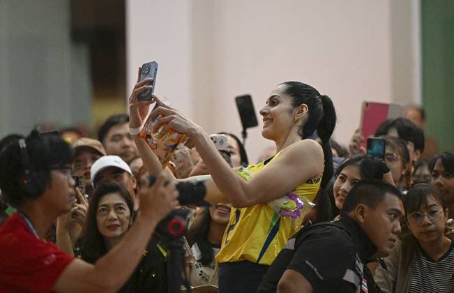 (250826) -- CHIANG MAI, Aug. 26, 2025 -- Diana Duarte Alecrim (C) of Brazil takes selfies with fans after the Preliminary Phase Pool C match between Brazil and Puerto Rico at the Volleyball Women s World Championship, WM, Weltmeisterschaft in Chiang Mai, Thailand, Aug. 26, 2025. ) (SP)THAILAND-CHIANG MAI-VOLLEYBALL-WOMEN S WORLD CHAMPIONSHIP-BRAZIL VS PUERTO RICO HouxZhaokang 