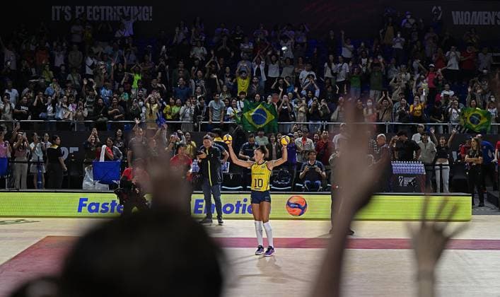 (250826) -- CHIANG MAI, Aug. 26, 2025 -- Gabriela Braga Guimaraes (front) of Brazil greets the spectators after the Preliminary Phase Pool C match between Brazil and Puerto Rico at the Volleyball Women s World Championship, WM, Weltmeisterschaft in Chiang Mai, Thailand, Aug. 26, 2025. ) (SP)THAILAND-CHIANG MAI-VOLLEYBALL-WOMEN S WORLD CHAMPIONSHIP-BRAZIL VS PUERTO RICO HouxZhaokang 