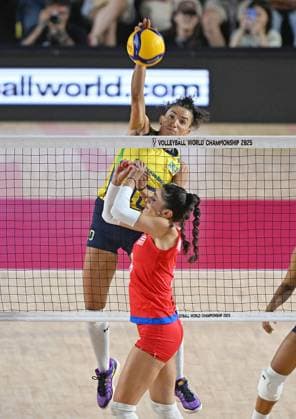 (250826) -- CHIANG MAI, Aug. 26, 2025 -- Gabriela Braga Guimaraes (top) of Brazil spikes the ball during the Preliminary Phase Pool C match between Brazil and Puerto Rico at the Volleyball Women s World Championship, WM, Weltmeisterschaft in Chiang Mai, Thailand, Aug. 26, 2025. ) (SP)THAILAND-CHIANG MAI-VOLLEYBALL-WOMEN S WORLD CHAMPIONSHIP-BRAZIL VS PUERTO RICO HouxZhaokang 