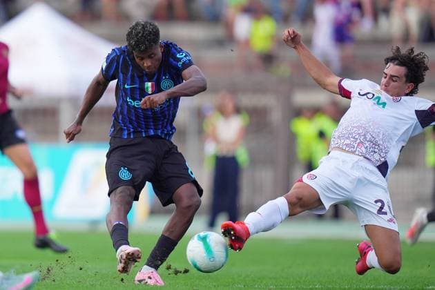 Inter Milan™s Dilan Hidalgo fights for the ball with Cagliari s Matteo Nuvoli during the Primavera Italian Super Cup final 2025 soccer match between Inter and Cagliari at Arena Civica in Milan , North Italy , Tuesday , August 26 , 2025. - Soccer  Copyright: xSpada LaPressex