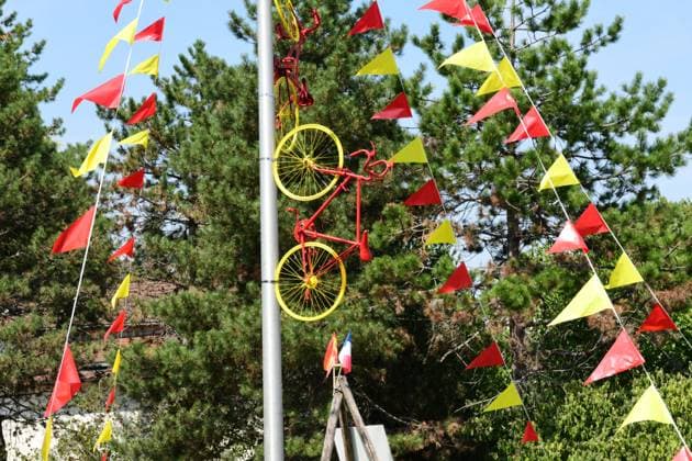 Vuelta 2025 - Stage 4 Susa And Voiron A bike decoration appears during stage 4 between Susa and Voiron of the La Vuelta cycling race in Voiron, France, on August 26, 2025. Voiron Isere France  Copyright: xRomainxDoucelinx originalFilename:doucelin-vuelta20250826_np7V6.jpg