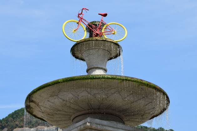Vuelta 2025 - Stage 4 Susa And Voiron A bike decoration appears during stage 4 between Susa and Voiron of the La Vuelta cycling race in Voiron, France, on August 26, 2025. Voiron Isere France  Copyright: xRomainxDoucelinx originalFilename:doucelin-vuelta20250826_npX6i.jpg