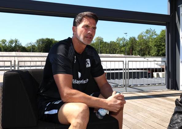 Football, Men, 3 Liga, Season 2025 2026, TSV 1860 Munich, Training Patrick Glöckner Gloeckner, Coach TSV 1860 Munich sitting at a round table, Interview, Questions