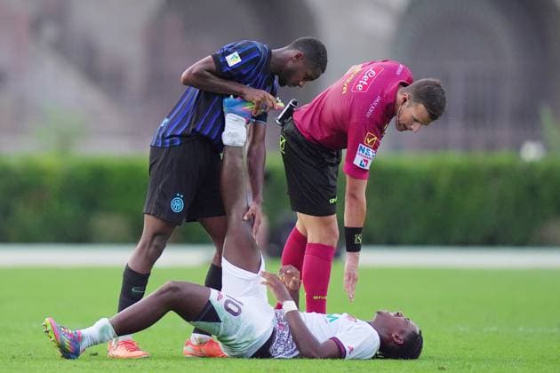 Inter Milan™s Kouadio Maye , Cagliari s Yael Trepy , fair-play during the Primavera Italian Super Cup final 2025 soccer match between Inter and Cagliari at Arena Civica in Milan , North Italy , Tuesday , August 26 , 2025. - Soccer  Copyright: xSpada LaPressex