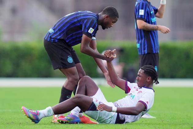 Inter Milan™s Kouadio Maye , Cagliari s Yael Trepy , fair-play during the Primavera Italian Super Cup final 2025 soccer match between Inter and Cagliari at Arena Civica in Milan , North Italy , Tuesday , August 26 , 2025. - Soccer  Copyright: xSpada LaPressex