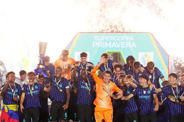 The award ceremony , Inter players celebrate winning the trophy during the Primavera Italian Super Cup final 2025 soccer match between Inter and Cagliari at Arena Civica in Milan , North Italy , Tuesday , August 26 , 2025. - Soccer  Copyright: xSpada LaPressex
