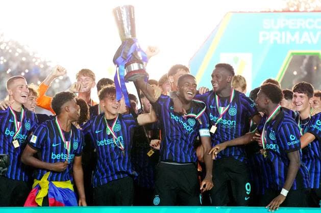 The award ceremony , Inter players celebrate winning the trophy during the Primavera Italian Super Cup final 2025 soccer match between Inter and Cagliari at Arena Civica in Milan , North Italy , Tuesday , August 26 , 2025. - Soccer  Copyright: xSpada LaPressex
