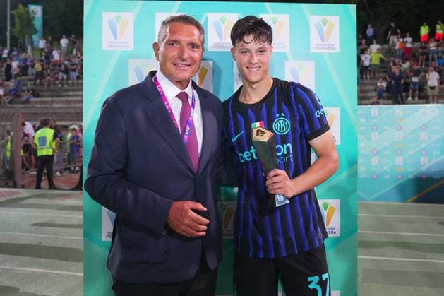 Luigi de Siervo and Inter s Matteo lavelli Player of the match during the Primavera Italian Super Cup final 2025 soccer match between Inter and Cagliari at Arena Civica in Milan , North Italy , Tuesday , August 26 , 2025. - Soccer  Copyright: xSpada LaPressex