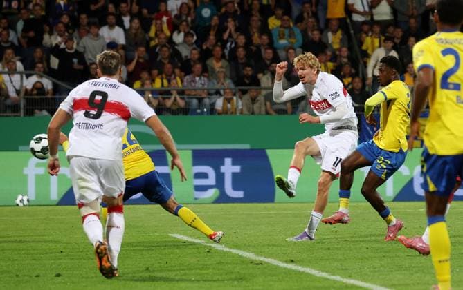 Braunschweig , Fußball DfB-Pokal Eintracht Braunschweig vs. VfB Stuttgart, Torschütze Nick Woltemade (VfB, Mitte) schießt das Tor zum 3:3, Christian Joe Conteh (Braunschweig, rechts) Gemäß den Vorgaben der DFL Deutschen Fußball Liga ist es untersagt, in dem Stadion und oder vom Spiel angefertigte Fotoaufnahmen in Form von Sequenzbildern und oder videoähnlichen Fotostrecken zu verwerten bzw. verwerten zu lassen. *** Braunschweig , Football DfB Cup Eintracht Braunschweig vs VfB Stuttgart, scorer Nick Woltemade VfB, center shoots the goal to 3 3, Christian Joe Conteh Braunschweig, right According to the regulations of the DFL German Football League, it is prohibited to use or have used photographs taken in the stadium and or from the game in the form of sequential images and or video-like photo series