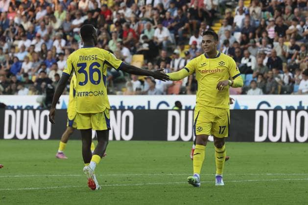 Cheikh Ahmet Tidian Niasse of Hellas Verona FC change five with Giovane Santana do Nascimiento Giovane of Hellas Verona FC during Udinese Calcio FC vs Hellas Verona FC, 1Â° Serie A Enilive 2025-26 game at Bluenergy stadium in Udine (UD), Italy, on August 25, 2025.  Copyright: xDavidexCasentini IPAxSportx xipa-agency.netx xx IPA_63325879 IPA_Agency_IPA63325879