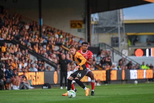 Cambridge United v Charlton Athletic Carabao Cup Josh Laqeretabua of Charlton Athletic battles with Ben Knight of Cambridge United during the Carabao Cup Second Round match at the Cledara Abbey Stadium, Cambridge UK Newspapers OUT Copyright: xMartynxHaworthx FIL-22145-0122