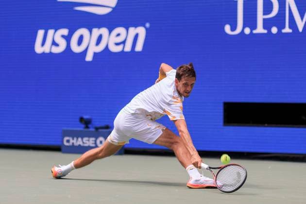 August 26, 2025, Flushing Meadows, New York, USA: VIT KOPRIVA stretches for a backhand during a match against Sinner on Day 3 of the 2025 US Open at USTA Billie Jean King National Tennis Center on Tuesday. Sinner won 6:1 6:1 6:2. Flushing Meadows USA - ZUMAp124 20250826_zaa_p124_061 Copyright: xJavierxRojasx