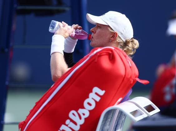 2025 US Open Tennis Championships, Day Three, Billy Jean-King Tennis Centre, Flushing Meadows, New York, USA, 26 08 2025 Francesca Jones (GBR) hydrates during her first round match against Eva Lys (GER) in the 2025 US Open at Flushing Meadows New York Billy Jean King Tennis Centre, Flushing Meadows New York USA Copyright: xMarkxGreenwoodx