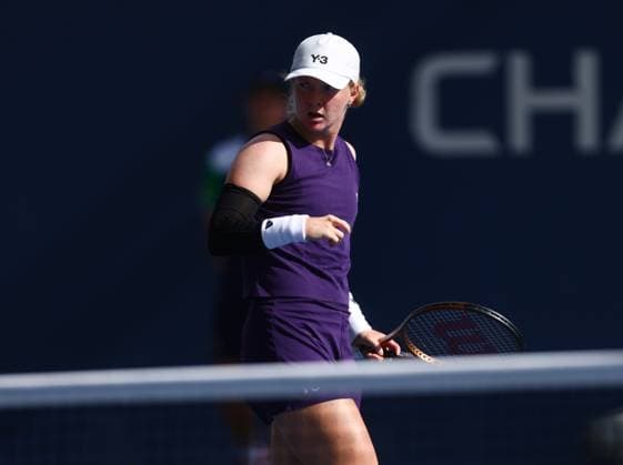 2025 US Open Tennis Championships, Day Three, Billy Jean-King Tennis Centre, Flushing Meadows, New York, USA, 26 08 2025 Francesca Jones (GBR) in action during her first round match against Eva Lys (GER) in the 2025 US Open at Flushing Meadows New York Billy Jean King Tennis Centre, Flushing Meadows New York USA Copyright: xMarkxGreenwoodx