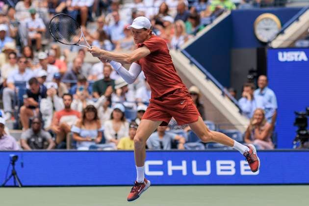 August 26, 2025, Flushing Meadows, New York, USA: JANNIK SINNER hits a double backhand return during a match against Vit Kopriva on Day 3 of the 2025 US Open at USTA Billie Jean King National Tennis Center. Flushing Meadows USA - ZUMAp124 20250826_zaa_p124_066 Copyright: xJavierxRojasx
