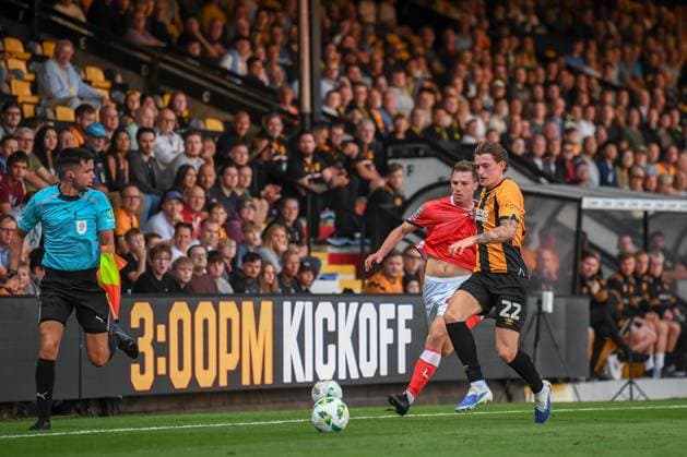 Cambridge United v Charlton Athletic Carabao Cup Zak Bradshaw of Cambridge United and Oliver Hobden of Charlton Athletic during the Carabao Cup Second Round match at the Cledara Abbey Stadium, Cambridge UK Newspapers OUT Copyright: xMartynxHaworthx FIL-22145-0164