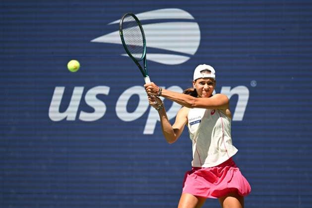 (250827) -- NEW YORK, Aug. 27, 2025 -- Emiliana Arango of Colombia hits a return during the women s singles first round match against Iga Swiatek of Poland at the 2025 US Open tennis championships in New York, the United States, on Aug. 26, 2025. ) (SP)U.S.-NEW YORK-TENNIS-US OPEN-WOMEN S SINGLES LixRui 