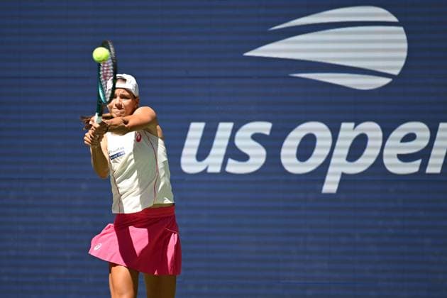 (250827) -- NEW YORK, Aug. 27, 2025 -- Emiliana Arango of Colombia hits a return during the women s singles first round match against Iga Swiatek of Poland at the 2025 US Open tennis championships in New York, the United States, on Aug. 26, 2025. ) (SP)U.S.-NEW YORK-TENNIS-US OPEN-WOMEN S SINGLES LixRui 