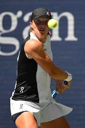 (250827) -- NEW YORK, Aug. 27, 2025 -- Iga Swiatek of Poland hits a return during the women s singles first round match against Emiliana Arango of Colombia at the 2025 US Open tennis championships in New York, the United States, on Aug. 26, 2025. ) (SP)U.S.-NEW YORK-TENNIS-US OPEN-WOMEN S SINGLES LixRui 