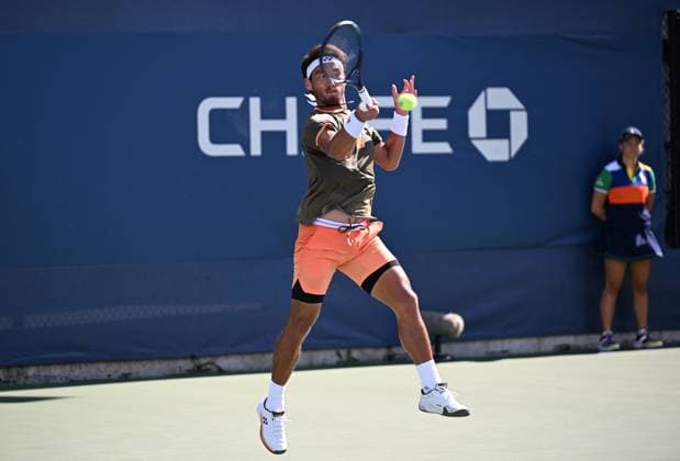 (250827) -- NEW YORK, Aug. 27, 2025 -- Bu Yunchaokete of China hits a return during the men s singles first round match against Valentin Royer of France at the 2025 US Open tennis championships in New York, the United States, on Aug. 25, 2025. ) (SP)U.S.-NEW YORK-TENNIS-US OPEN-MEN S SINGLES LixRui 